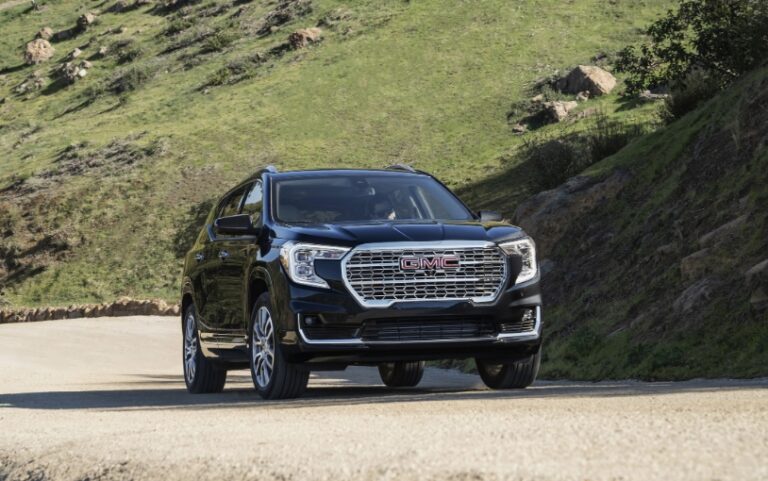 2025 GMC Terrain Denali Pictures